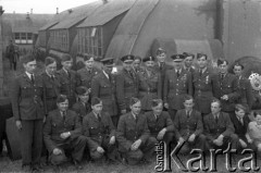 01.07.1945, Faldingworth, Wielka Brytania. 
Święto 300 Dywizjonu. Grupa personelu naziemnego Stacji Faldingworth oraz lotników 300 Dywizjonu na wspólnym zdjęciu  z zaproszonymi gośćmi. Na środku stoją od lewej, ppłk pilot Robert Beill, dowódca Stacji Faldingworth, gen. Mateusz Iżycki – Dowódca Polskich Sił Powietrznych, Naczelny Wódz gen. Tadeusz Bór-Komorowski oraz AVM Robert Blucke, dowódca 1 Grupy Bombowej RAF.
Fot. Zenon Brejwo, zbiory Ośrodka KARTA