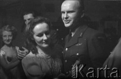 31.12.1943, Ingham, Wielka Brytania. 
Zabawa sylwestrowa. Diana Kropińska, żona ppłk. pilota Adama Kropińskiego, polskiego dowódcy Stacji Ingham, w tańcu z kpt. Kornelem Wiszniewskim, dowódcą Sekcji Medycznej 300 Dywizjonu.
Fot. Zenon Brejwo, zbiory Ośrodka KARTA