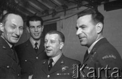 31.12.1943, Ingham, Wielka Brytania. 
Grupa lotników z 300 Dywizjonu podczas zabawy sylwestrowej. Pierwszy z lewej – ówczesny dowódca jednostki mjr pilot Kazimierz Kuzian. Drugi z prawej – mjr nawigator Władysław Chrzanowski.
Fot. Zenon Brejwo, zbiory Ośrodka KARTA