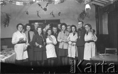 31.12.1943, Ingham, Wielka Brytania. 
Grupa ochotniczek WAAF (Pomocniczej Lotniczej Służby Kobiet) pozuje do zdjęcia kilkoma oficerami z 300 Dywizjonu podczas wieczoru sylwestrowego. W środku stoi mjr nawigator Władysław Rogalski.
Fot. Zenon Brejwo, zbiory Ośrodka KARTA
