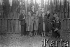 1943-1946, Wielka Brytania. 
Sierżant Zenon Brejwo, sanitariusz z 300 Dywizjonu (pierwszy z lewej).
Fot. NN, zbiory Ośrodka KARTA