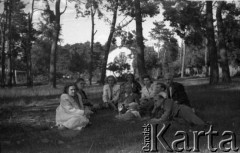 1943-1946, Wielka Brytania. 
Sierżant Zenon Brejwo, sanitariusz z 300 Dywizjonu (leży pierwszy z prawej) w czasie wolnym od służby.
Fot. NN, zbiory Ośrodka KARTA