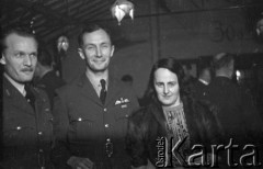 31.12.1943, Ingham, Wielka Brytania. 
W środku prawd. brytyjski dowódca stacji Hemswell G/Cpt George Francis McPherson z małżonką. Obok niego z lewej kapitan nawigator Janusz Kędzierski z 300 Dywizjonu.
Fot. Zenon Brejwo, zbiory Ośrodka KARTA