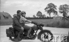 1944-1946, Faldingworth, Wielka Brytania. 
Ochotniczka WAAF (Pomocniczej Lotniczej Służby Kobiet) za kierownicą motoru z niezidentyfikowanym sierżantem Polskich Sił Zbrojnych.
Fot. Zenon Brejwo, zbiory Ośrodka KARTA