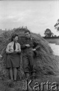 1944-1946, Wielka Brytania. 
Ochotniczka WAAF (Pomocniczej Lotniczej Służby Kobiet) z niezidentyfikowanym sierżantem Polskich Sił Zbrojnych. Zwraca uwagę odznaka spadochronowa na jego mundurze przy kołnierzu.
Fot. Zenon Brejwo, zbiory Ośrodka KARTA