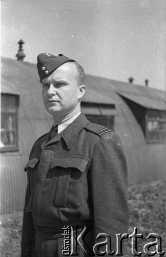 1944-1946, Faldingworth, Wielka Brytania. 
Kpt. Kornel Wiszniewski, dowódca Sekcji Medycznej Stacji Faldingworth.
Fot. Zenon Brejwo, zbiory Ośrodka KARTA