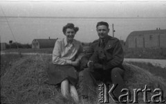 1944-1946, Faldingworth, Wielka Brytania. 
Z prawej niezidentyfikowany brytyjski oficer w stopniu Flight Lieutenanta (F/Lt) z personelu medycznego RAF.
Fot. Zenon Brejwo, zbiory Ośrodka KARTA