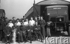 1944-1946, Faldingworth, Wielka Brytania. 
Grupa personelu medycznego stacji w Faldingworth. W pierwszym rzędzie drugi od prawej - dowódca Sekcji Medycznej kpt. Kornel Wiszniewski. Obok niego, w środku, siedzi niezidentyfikowany oficer Polskich Sił Zbrojnych (zwraca uwagę odznaka pilota na jego mundurze będąca zapewne nieregulaminowym „podarunkiem”).
Fot. Zenon Brejwo, zbiory Ośrodka KARTA