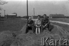 1944-1946, Faldingworth, Wielka Brytania. 
Pierwszy z lewej sierżant Zenon Brejwo, sanitariusz ze stacji Faldingworth. Z prawej niezidentyfikowany brytyjski oficer w stopniu Flight Lieutenanta (F/Lt) z personelu medycznego RAF.
Fot. NN, zbiory Ośrodka KARTA