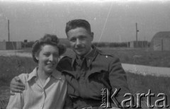 1944-1946, Faldingworth, Wielka Brytania. 
Z prawej brytyjski oficer w stopniu Flight Lieutenanta (F/Lt) z personelu medycznego RAF.
Fot. Zenon Brejwo, zbiory Ośrodka KARTA