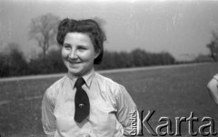 1943-1946, Wielka Brytania. 
Ochotniczka WAAF (Pomocniczej Lotniczej Służby Kobiet). Zwraca uwagę miniatura odznaki pilota, popularnej „gapy” wpiętej w krawat, noszonej zwykle jako rodzaj biżuterii patriotycznej.
Fot. Zenon Brejwo, zbiory Ośrodka KARTA