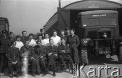 1944-1946, Faldingworth, Wielka Brytania. 
Grupa personelu medycznego stacji w Faldingworth. W pierwszym rzędzie drugi od prawej - dowódca Sekcji Medycznej kpt. Kornel Wiszniewski. Obok niego, w środku, siedzi niezidentyfikowany oficer Polskich Sił Zbrojnych. Zwraca uwagę odznaka pilota na jego mundurze będąca zapewne nieregulaminowym „podarunkiem”.
Fot. Zenon Brejwo, zbiory Ośrodka KARTA