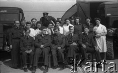 1944-1946, Faldingworth, Wielka Brytania. 
Grupa personelu medycznego stacji w Faldingworth. Pierwszy z lewej stoi sanitariusz sierżant Zenon Brejwo. Siedzi drugi od prawej dowódca Sekcji Medycznej kpt. Kornel Wiszniewski.  Obok niego, w środku, siedzi niezidentyfikowany oficer Polskich Sił Zbrojnych (wraca uwagę odznaka pilota na jego mundurze będąca zapewne nieregulaminowym „podarunkiem”).
Fot. NN, zbiory Ośrodka KARTA