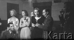 31.12.1943, Ingham, Wielka Brytania. 
Lotnicy 300 Dywizjonu oraz zaproszeni goście podczas zabawy sylwestrowej.
Fot. Zenon Brejwo, zbiory Ośrodka KARTA