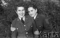 1943-1946, Wielka Brytania. 
Dwie niezidentyfikowane ochotniczki WAAF (Pomocniczej Lotniczej Służby Kobiet) z personelu medycznego.
Fot. Zenon Brejwo, zbiory Ośrodka KARTA