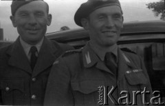 1944-1946, Wielka Brytania. 
Lotnik w brytyjskim stopniu Sergeanta z personelu naziemnego Polskich Sił Powietrznych ze swoim kolegą w stopniu plutonowego z 10 Brygady Kawalerii Pancernej z charakterystycznym pojedynczym czarnym naramiennikiem na lewym ramieniu.
Fot. Zenon Brejwo, zbiory Ośrodka KARTA