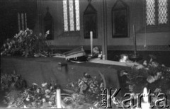 11.07.1943, Londyn, Wielka Brytania. 
Trumna z ciałem gen. Władysława Sikorskiego, jego rogatywką i szablą wystawiona na widok publiczny, prawdopodobnie w kaplicy prezydium Rady Ministrów w Londynie. 
Fot. Zenon Brejwo, zbiory Ośrodka KARTA