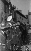16.07.1943, Newark, Wielka Brytania. 
Pogrzeb gen. Władysława Sikorskiego. Oddział honorowy Polskich Sił Powietrznych ze sztandarem w oczekiwaniu na przejście konduktu żałobnego z ciałem Naczelnego Wodza.
Fot. Zenon Brejwo, zbiory Ośrodka KARTA