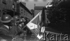 16.07.1943, Newark, Wielka Brytania. 
Pogrzeb gen. Władysława Sikorskiego. Oddział honorowy Polskich Sił Powietrznych ze sztandarem oddaje hołd Naczelnemu Wodzowi podczas przejścia konduktu żałobnego.
Fot. Zenon Brejwo, zbiory Ośrodka KARTA