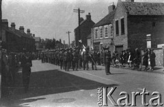 16.07.1943, Newark, Wielka Brytania. 
Pogrzeb gen. Władysława Sikorskiego. Przemarsz oddziału honorowego Polskich Sił Powietrznych ze sztandarem.
Fot. Zenon Brejwo, zbiory Ośrodka KARTA