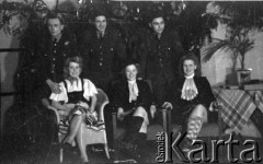 1943, Ingham, Wielka Brytania. 
Grupa lotników 300 Dywizjonu pozuje do zdjęcia z zaproszonymi gośćmi podczas jednego z wieczorków tanecznych.
Fot. Zenon Brejwo, zbiory Ośrodka KARTA
