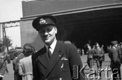 01.07.1943, Hemswell, Wielka Brytania. 
Święto 300 Dywizjonu. Na pierwszym planie kpt. nawigator Zygmunt Karol Szymański, który wylatał w 300 Dywizjonie turę lotów bojowych, a od 1943 r. rozpoczął latanie na samolotach pasażerskich w ramach BOAC (British Overseas Airways Corporation) przewożąc pasażerów z Wielkiej Brytanii do krajów neutralnych.
Fot. Zenon Brejwo, zbiory Ośrodka KARTA