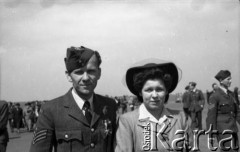 1945. Faldingworth, Wielka Brytania. 
Z prawej kpt. pilot Władysław Jan Nowak. Zwraca uwagę odznaka 306 Dywizjonu Myśliwskiego na kieszeni munduru.
Fot. Zenon Brejwo, zbiory Ośrodka KARTA