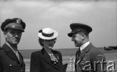 01.07.1945, Faldingworth, Wielka Brytania. 
Pierwszy z prawej kpt. pilot Władysław Jan Nowak. Zwraca uwagę odznaka 306 Dywizjonu Myśliwskiego na kieszeni munduru. 
Fot. Zenon Brejwo, zbiory Ośrodka KARTA