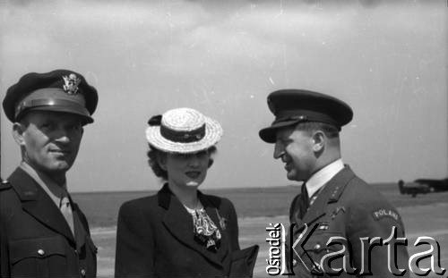 01.07.1945, Faldingworth, Wielka Brytania. 
Pierwszy z prawej kpt. pilot Władysław Jan Nowak. Zwraca uwagę odznaka 306 Dywizjonu Myśliwskiego na kieszeni munduru. 
Fot. Zenon Brejwo, zbiory Ośrodka KARTA