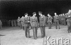 01.07.1943, Hemswell, Wielka Brytania. 
Święto 300 Dywizjonu. Na pierwszym planie stoją od lewej: gen. Mateusz Iżycki dowódca Polskich Sił Powietrznych, gen. Tadeusz Bór-Komorowski, Naczelny Wódz i płk. Robert Beill, dowódca Stacji Faldingoworth.  
Fot. Zenon Brejwo, zbiory Ośrodka KARTA