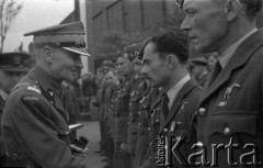 01.07.1943, Hemswell, Wielka Brytania. 
Dekoracja lotników dywizjonów 300 i 305 Krzyżami Walecznych. Gen. Marian Kukiel ściska dłoń kpr. pilota Jana Cholewy.
Fot. Zenon Brejwo, zbiory Ośrodka KARTA