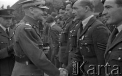 01.07.1943, Hemswell, Wielka Brytania. 
Dekoracja lotników dywizjonów 300 i 305 Krzyżami Walecznych przez gen. Mariana Kukiela.
Fot. Zenon Brejwo, zbiory Ośrodka KARTA