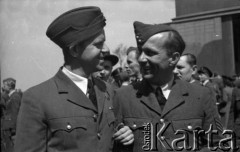 01.07.1943, Hemswell, Wielka Brytania. 
Święto 300 Dywizjonu. Na pierwszym planie dwóch niezidentyfikowanych lotników w trakcie pogawędki. 
Fot. Zenon Brejwo, zbiory Ośrodka KARTA