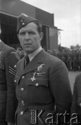 1943, Ingham, Wielka Brytania.
Sierż. strzelec pokł. Romuald Małachowski podczas dekoracji krzyżem Virtuti Militari.
Fot. Zenon Brejwo, zbiory Ośrodka KARTA