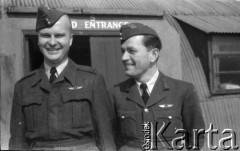 1944-1946, Faldingworth, Wielka Brytania. 
Z lewej strony – kpt. Kornel Wiszniewski (Dowódca Sekcji Medycznej Stacji Faldingworth). Obok niego niezidentyfikowany porucznik lekarz. 
Fot. Zenon Brejwo, zbiory Ośrodka KARTA