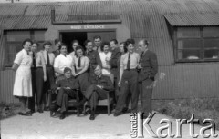 1944-1946, Faldingworth, Wielka Brytania. 
Grupa personelu medycznego Stacji Faldingworth przed wejściem do budynku Sekcji Medycznej. Siedzą od prawej: kpt. – kpt. Kornel Wiszniewski, dowódca Sekcji i niezidentyfikowany porucznik lekarz.
Fot. Zenon Brejwo, zbiory Ośrodka KARTA