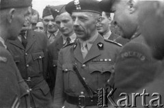 1944-1946, Faldingworth, Wielka Brytania. 
W środku, gen. Tadeusz Bór-Komorowski, Naczelny Wódz w rozmowie z członkami personelu naziemnego Polskich Sił Powietrznych.
Fot. Zenon Brejwo, zbiory Ośrodka KARTA