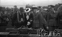 01.07.1943, Hemswell, Wielka Brytania. 
Wystawa przedstawiająca sprzęt i osiągnięcia 300 Dywizjonu, zorganizowana z okazji święta jednostki. Na pierwszym planie zaproszeni goście oglądają zasobniki wykorzystywane podczas zrzutu bomb zapalających. Na drugim planie fragment przedniej części kadłuba Wellingtona z wieżyczką strzelecką.
Fot. Zenon Brejwo, zbiory Ośrodka KARTA
