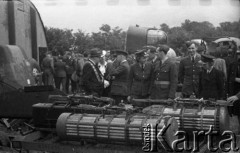 01.07.1943, Hemswell, Wielka Brytania. 
Wystawa przedstawiająca sprzęt i osiągnięcia 300 Dywizjonu, zorganizowana z okazji święta jednostki. Na pierwszym planie zaproszeni goście oglądają zasobniki wykorzystywane podczas zrzutu bomb zapalających. Na drugim planie fragment przedniej części kadłuba Wellingtona z wieżyczką strzelecką.
Fot. Zenon Brejwo, zbiory Ośrodka KARTA