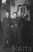 31.12.1943, Ingham, Wielka Brytania.
Zabawa Sylwestrowa. Od prawej stoją kpt. nawigator Janusz Kędzierski, mjr nawigator Zygmunt Żółtański i NN.
Fot. Zenon Brejwo, zbiory Ośrodka KARTA