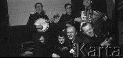 1943, Ingham, Wielka Brytania. 
Jeden z wieczorków tanecznych zorganizowanych przez lotników 300 Dywizjonu. W środku z partnerką pozuje do zdjęcia kpt. Kornel Wiszniewski, dowódca Sekcji Medycznej 300 Dywizjonu.
Fot. Zenon Brejwo, zbiory Ośrodka KARTA