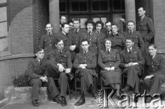 1943, Ingham, Wielka Brytania. 
Grupa personelu medycznego Stacji Ingham i ochotniczek WAAF (Pomocniczej Lotniczej Służby Kobiet) pozuje do zdjęcia. Pierwszy z lewej siedzi sierżant Zenon Brejwo, sanitariusz z 300 Dywizjonu. Obok niego z fajką prawdopodobnie por. Feliks Olędzki, dowódca Sekcji Medycznej 305 Dywizjonu.
Fot. Zenon Brejwo, zbiory Ośrodka KARTA