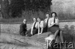 1943-1946, Wielka Brytania. 
Sierż. Zenon Brejwo, sanitariusz ze Stacji Faldingworth z grupą ochotniczek WAAF (Pomocniczej Lotniczej Służby Kobiet)
Fot. NN, zbiory Ośrodka KARTA