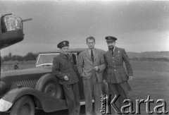 01.07.1943, Hemswell, Wielka Brytania. 
Święto 300 Dywizjonu. Na pierwszym planie z prawej strony stoi niezidentyfikowany pilot w brytyjskim stopniu Flight Lieutenanta. Zwraca uwagę broda na twarzy lotnika, która zgodnie z regulaminem mogła być noszona jedynie z uwagi na wskazania medyczne lub estetyczne (np. po oparzeniach twarzy).
Fot. Zenon Brejwo, zbiory Ośrodka KARTA