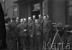 01.07.1943, Hemswell, Wielka Brytania. 
Święto 300 Dywizjonu. Grupa lotników po dekoracji Virtuti Militari i Krzyżami Walecznych przez gen. Mariana Kukiela pozuje do fotografii. Czwarty od prawej stoi, najniższy wzrostem, plutonowy strzelec pokł. Roman Raniszewski.
Fot. Zenon Brejwo, zbiory Ośrodka KARTA