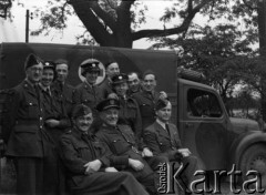 1943, Ingham, Wielka Brytania. 
Siedzą od lewej: mjr pilot Witold Piotrowski (dowódca 309 Dywizjonu Myśliwsko-Rozpoznawczego), prawd. ppłk Antoni Fiumel (Szef Służby Medycznej Polskich Sił Powietrznych) i por. Kornel Wiszniewski (dowódca Sekcji Medycznej 300 Dywizjonu). Za nimi przy ambulansie grupa ochotniczek WAAF (Pomocniczej Lotniczej Służby Kobiet) oraz członków personelu naziemnego Stacji Ingham.
Fot. Zenon Brejwo, zbiory Ośrodka KARTA