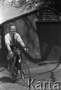 1943-1946, Wielka Brytania. 
Lotnik Polskich Sił Powietrznych na rowerze.
Fot. Zenon Brejwo, zbiory Ośrodka KARTA
