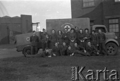 1944-1946, Faldingworth, Wielka Brytania. 
Grupa członków personelu medycznego Stacji Faldingworth oraz ochotniczek WAAF (Pomocniczej Lotniczej Służby Kobiet) pozuje przy ciężarówce Polskiego Czerwonego Krzyża.
Fot. Zenon Brejwo, zbiory Ośrodka KARTA