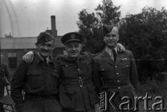 1943, Ingham, Wielka Brytania. 
Stoją od lewej: mjr pilot Witold Piotrowski (dowódca 309 Dywizjonu Myśliwsko-Rozpoznawczego), prawdopodobnie ppłk Antoni Fiumel (Szef Służby Medycznej Polskich Sił Powietrznych) i por. Kornel Wiszniewski (dowódca Sekcji Medycznej 300 Dywizjonu).
Fot. Zenon Brejwo, zbiory Ośrodka KARTA