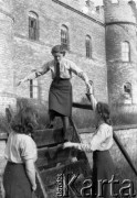 1943-1946, Fillingham, Wielka Brytania. 
Ochotniczki WAAF (Pomocniczej Lotniczej Służby Kobiet) przy zamku Fillingham Castle położonym w pobliżu Ingham.
Fot. Zenon Brejwo, zbiory Ośrodka KARTA